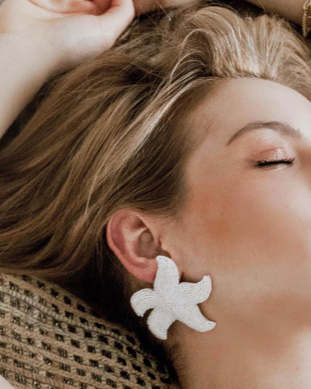 サッチン+バビのインスタグラム：「day dreaming of warmer weather with our Stella Starfish Earrings」