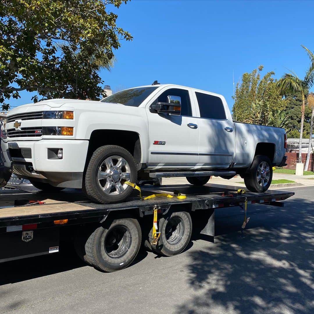 ストーン・コールド・スティーブ・オースチンのインスタグラム：「Shipping my baby from the Mean Streets back to Nevada w @cliffyc_nv Trans Tech Freight Systems. Cliff runs a lot back and forth from LA to Reno, etc. If you need something hauled, Cliff can handle it. And that’s the bottom line.  #chevy #z71 #duramax」
