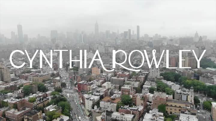 シンシア ローリーのインスタグラム：「#TBT  to when we could pack the house for #NYFW   Video by @marcuskjones」