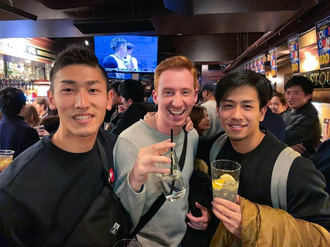 ショーン・ラビットのインスタグラム：「かっこいい友達と一緒に懐かしい楽しい写真！皆元気？ Remembering those fun nights in Osaka with these two! Literally weeks before the pandemic, Dec 2019. . . . . . . . . .  #figureskating  #throwbackthursday #hawaii #training  #foodie  #fitfam #fitnessmotivation  #ootd  #japan  #workoutmotivation  #mensfashion #travelphotography #theboys #アメリカ #フィギュアスケート  #トレーニング  #筋肉  #筋トレ  #モデル  #イケメン  #ファッション  #おしゃれさんと繋がりたい  #今日の服  #ユニクロコーデ #インスタ映え  #可愛い  #メンズコーデ  #おはよう #大阪#友達」