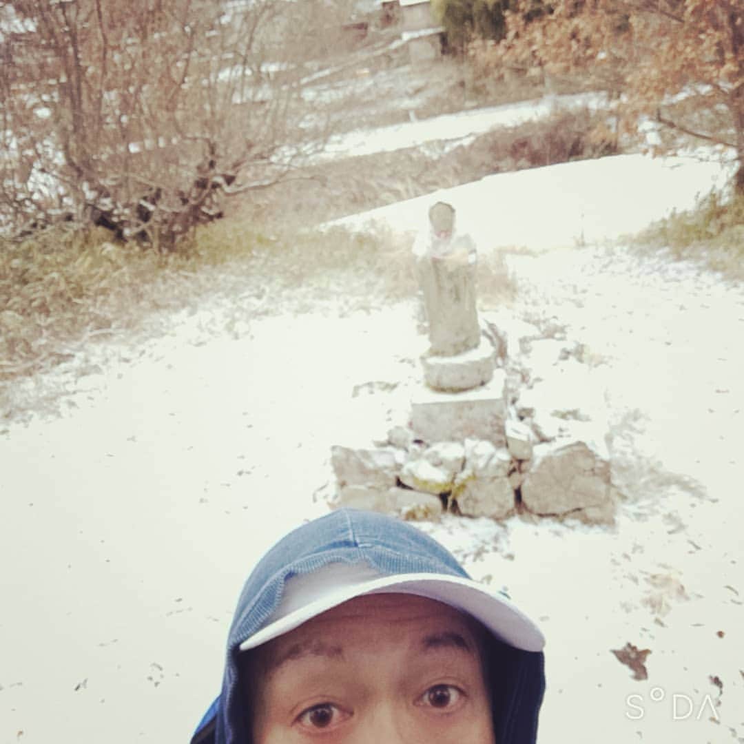 松本隆博のインスタグラム：「。 今日は打って変わって 1面真っ白の景色、 そして半国山です(^ ^) 本日午後からまた旅に でます。 ～人生遊歩道～」