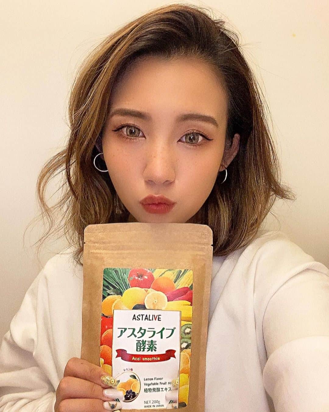 Eminanaのインスタグラム：「. @astalive  の酵素スムージー🍹 . . 飲めば食物繊維のチアシールドとグルコマンナンが お腹の中で膨れて満腹感得られるんだって☺️ . しかも栄養も抜群👍 . レモン味で飲みやすいから続けやすいのがいいところ💯 . . ダイエットに取り入れて継続しようと思ってるので 結果はまた報告します🐷 .  . . #ASTALIVE#酵素スムージー#ダイエット  #酵素#PR#トリドリベース#ダイエッター#筋トレ #酵素#酵素ドリンク#diet#美容#beauty#美容好き #ダイエットメニュー#酵素ダイエット#selfie」