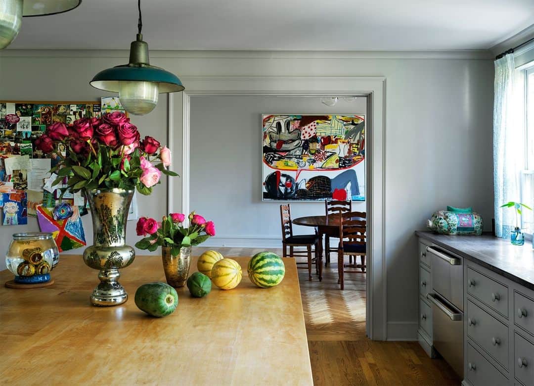 ELLE DECORさんのインスタグラム写真 - (ELLE DECORInstagram)「In the redesign of this Connecticut Greek Revival home by Heide Hendricks and Rafe Churchill (@hendrickschurchill), one of the major alterations was the widening of the doorway between the formerly closed-in kitchen and the dining room. “I had wanted an eat-in kitchen, but Heide and Rafe convinced us that we’d be happier eating in the dining room and using the kitchen’s windowed nook as a lounging area,” homeowner Margaret Heiner says. “They were totally right.” The kitchen’s custom cabinetry is fitted with soapstone counters, and the artwork in the dining room is by @elmersfud. Click the link in bio for the full tour as seen in our March 2021 issue. Written by @catherinehong100, photographed by @chrismottalini.」2月19日 8時00分 - elledecor