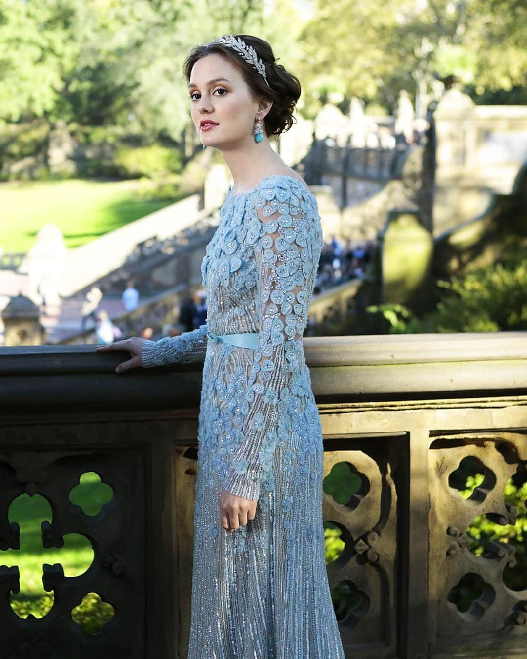 Vogue Australiaさんのインスタグラム写真 - (Vogue AustraliaInstagram)「From #BlairWaldorf's ice-blue Elie Saab wedding dress, to Chanel bags for school, and off-the-runway gowns for prom, #GossipGirl did OTT fashion and did it well. And while it may not have been attainable for us at the time, it remains one of the most stylish shows in TV history. At the link in bio, the Vogue team's guide to the best outfits from the show.⁣ ⁣ 📷 CW」2月19日 8時00分 - vogueaustralia