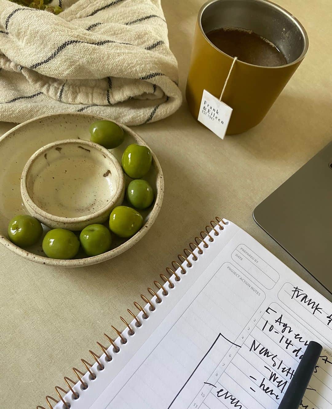 フランク&アイリーンのインスタグラム：「Afternoon pick-me-ups with some F&E tea. #FrankandEileen⁠ .⁠ .⁠ .⁠ photo by: @_betsysimon」