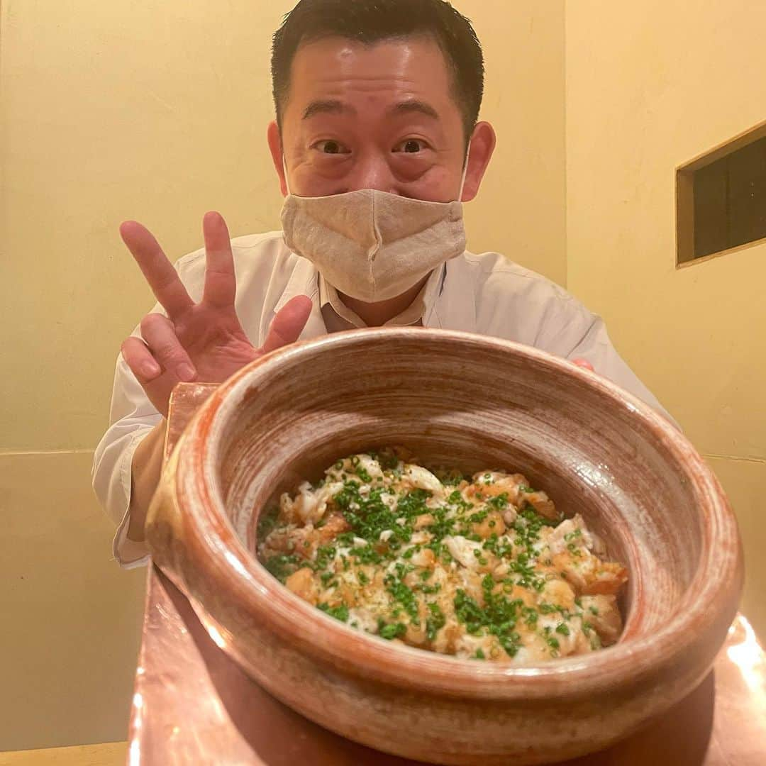 宇佐美進典のインスタグラム：「今回の虎白は河豚のヒレ出汁から始まって締めご飯はクエの炊き込みご飯。出汁の次に出てきたあつあつの筍の天ぷらを餅米の上に載せたからすみ掛けが美味しかったなー。そして恒例の虎白麺は月輪グマでこちらも脂が良い感じでした！次回も楽しみ。　#虎白 #神楽坂 #ミシュラン三ツ星 #石かわ #いったつみとらどう」