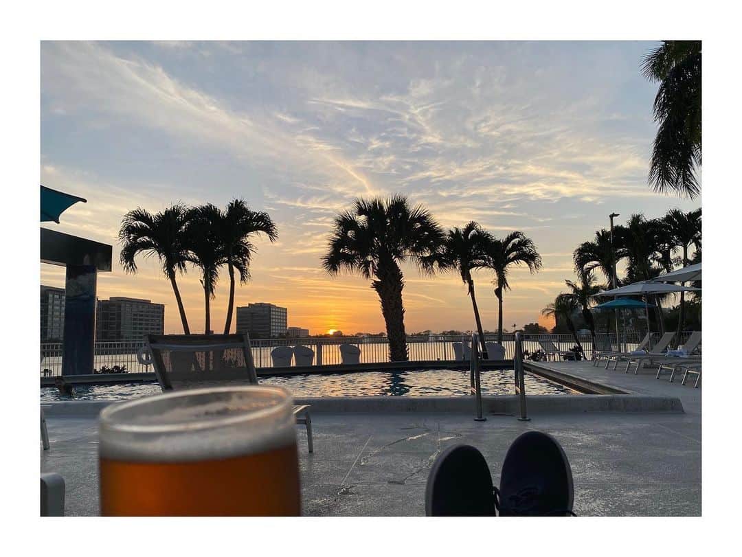 ジョエル・ムーアのインスタグラム：「Been in Miami for almost an hour already and seen ZERO Will Smiths.   smh」