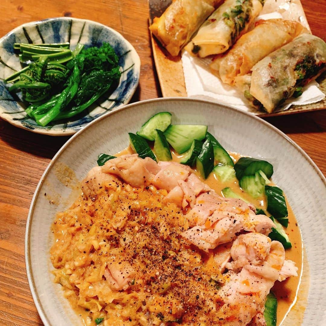 谷口菜津子のインスタグラム：「晩酌 ・ ・ 棒棒鶏、こごみと菜の花のおひたし、菊芋とチーズの春巻き、鯛と菜の花と豆豉の春巻き ・ ・ 苦い野菜は酒に合う。 ・ #晩酌」
