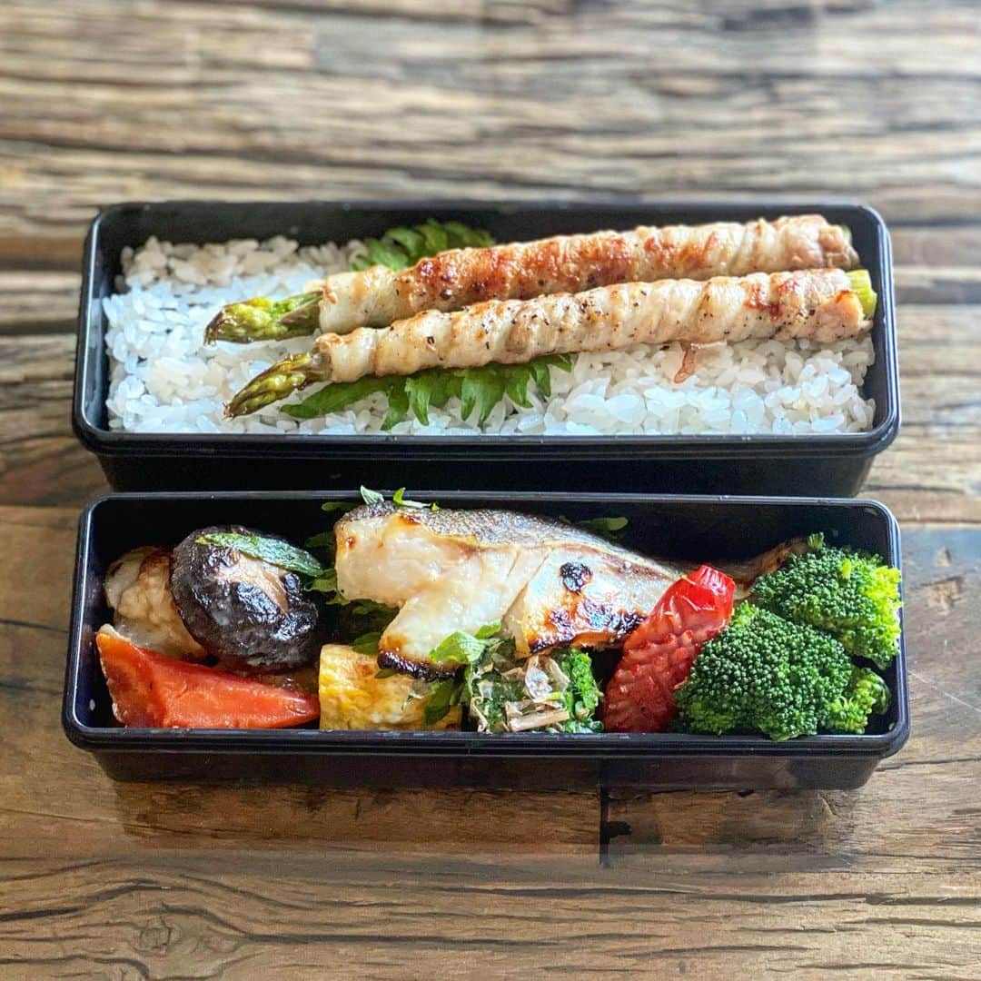 のインスタグラム：「おはようございます🌞 今日の#沙弥弁 🍱 . 鱈を西京漬にして、あとはあるものを… ご飯は真ん中におかかとのりを挟んで隠れのり弁になってます😋 . 明日は休みだ、と夫も気合を入れておりました✊ 今日も頑張りましょうね😊🌸！ . #沙弥弁#ママモデル#お弁当箱がいっこしかない#がんばれパパさん#いってらっしゃい」