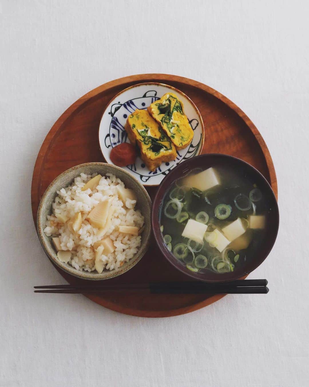 樋口正樹さんのインスタグラム写真 - (樋口正樹Instagram)「takenoko gohan . 今朝はたけのこごはんで、 お米と一緒に炊くだけの 簡単でおいしい素を使用。 北野エースで買いました。 香りも味も良くリピ決定。 あとは普段のお味噌汁と、 ほうれん草入り玉子焼き。 . . . #朝ごはん #朝食 #ほうれん草入り玉子焼き #たけのこごはん #筍ごはん #筍ご飯 #たけのこごはん #国産たけのこごはん #炊き込みご飯 #冷めても美味しい #ストウブ炊飯 #二合炊き #春ごはん #簡単レシピ #kitanoace #北野エースで購入﻿ #北野エースで買ったよ #リピ決定 #リピ決定の美味しさ #takenokogohan」2月19日 8時14分 - higuccini