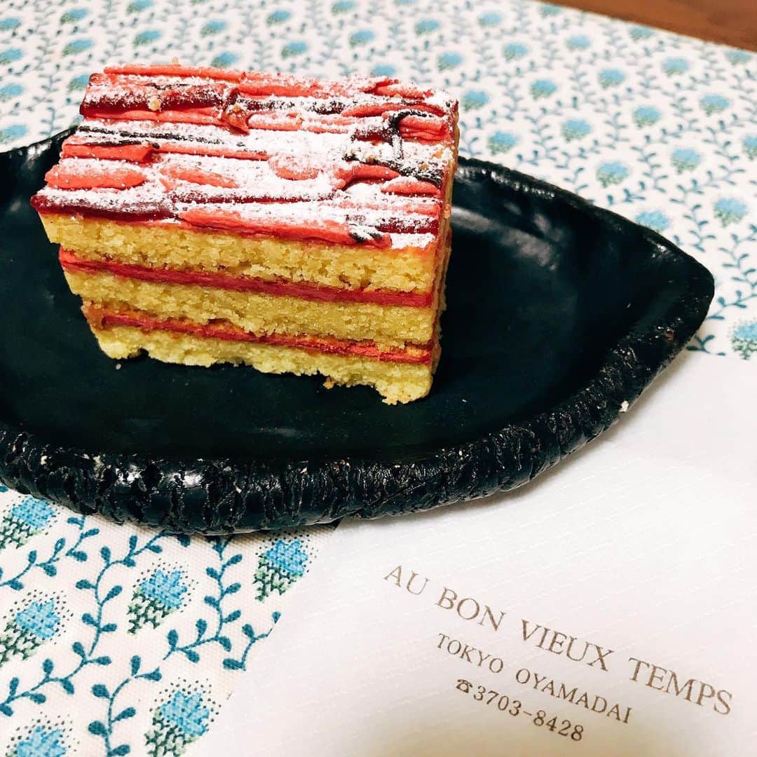 のインスタグラム：「……… 毎月、忘れないように…がんばろうとしてる✨記念日🌟笑。 ・ きのうは旦那が帰りに、前から気になっていたpâtissierのcake🍰を残り僅かだったのを死守したらしく…ゲットしてきてくれました😌ラズベリーの酸味と、アーモンドのペーストが入ったスポンジ生地が🍓めっちゃ美味しかったぁ✨ パパカレー🍛もとても良いお味でした🍽トマト🍅やら、さんまの缶詰め🐟やら…いろいろいれてて不安でしたが⁉️😵美味しかったです！！✨ お料理がうまい旦那に負けないように、私もがんばらなくっちゃ👊 ・ #surprise #memorialday  #papacurry #curry #🍛 #thankyoupapagod  #pâtissier  #stayhome #teatime #cookingpapa」