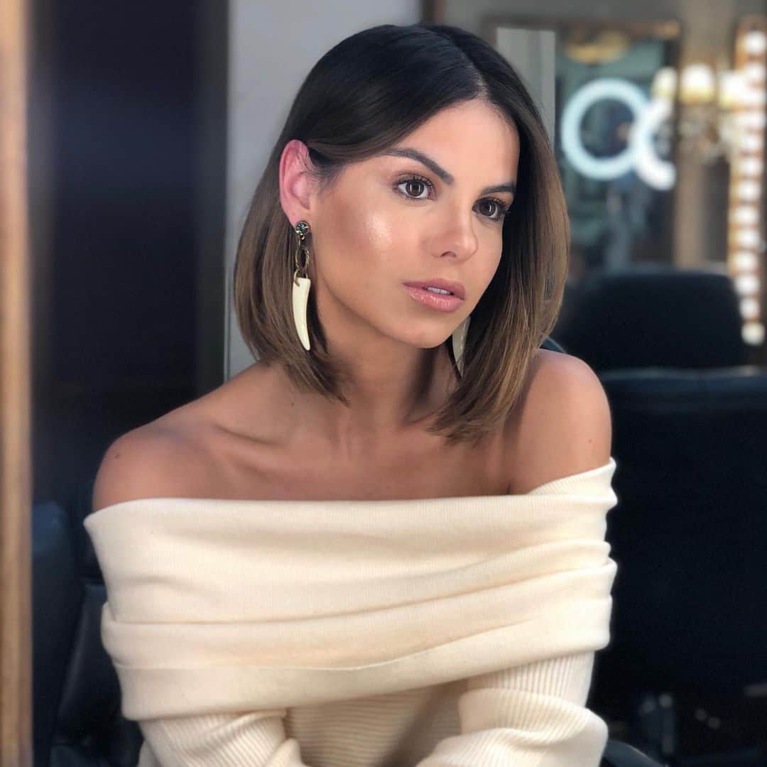 ステファニー・ブリットのインスタグラム：「#tbt desse cabelo que eu AMO e já quero de novo! 😍💇🏻‍♀️ . Corte: @tiparente  Cor: @costatto  Musos maravilhosos q sempre arrasam! 👏🏼👏🏼」