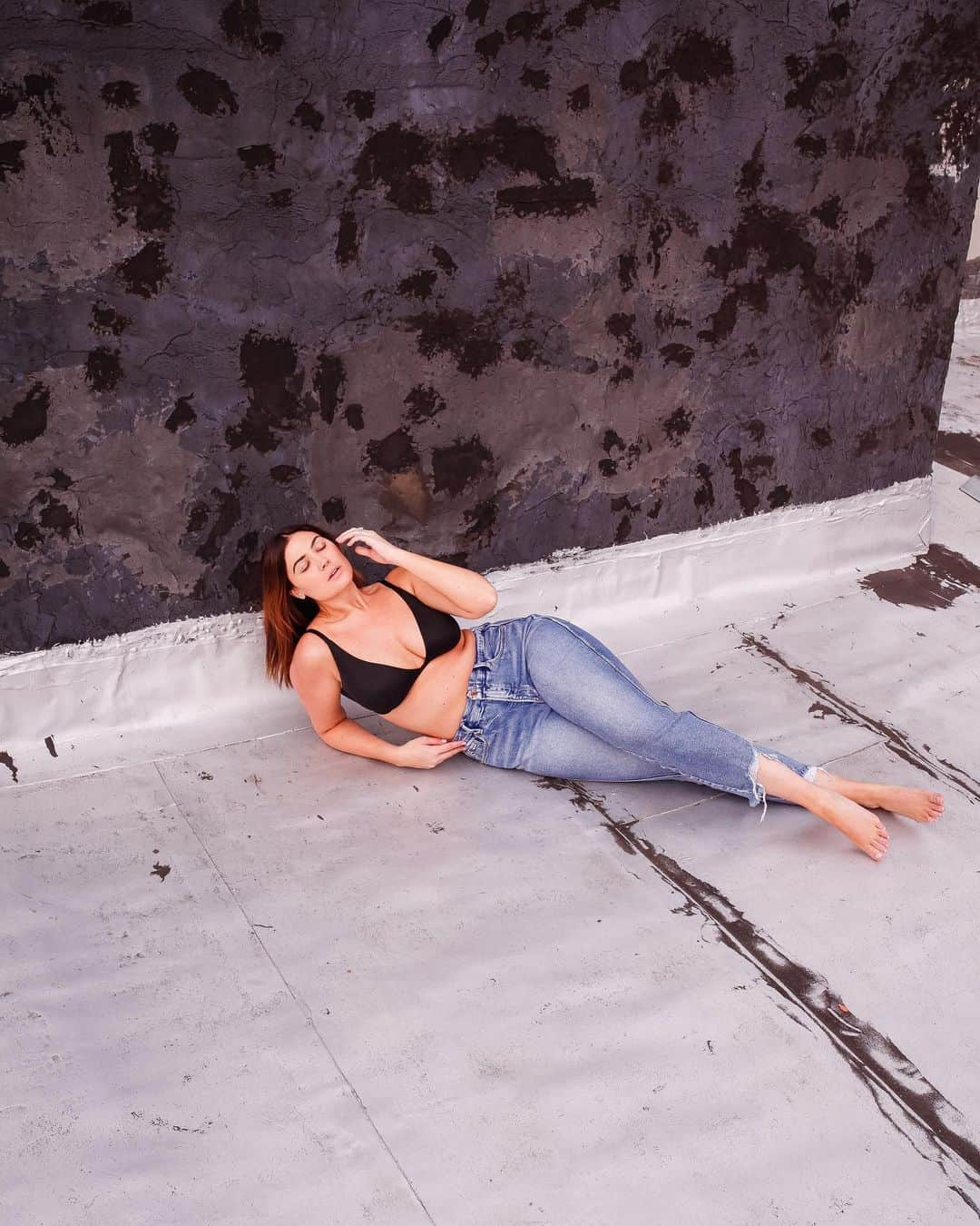 マイラ・ダルブサイオのインスタグラム：「@danielleblairdavis in New York, 2021  #studiomyla #portraitsofwomen #bluejeanbaby」