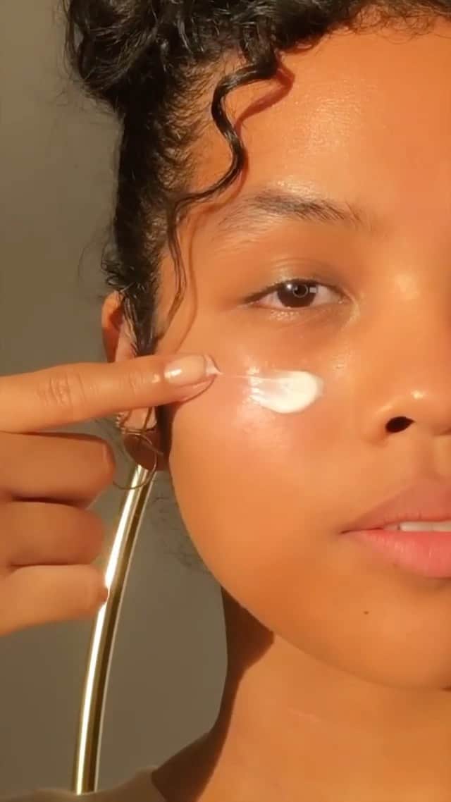 のインスタグラム：「From our friends at @freshbeauty and @audreyazzar: ASMR Night Routine - my way 💙 Comment a ✨ if you felt relaxed watching this reel! I'm using the new Kombucha Cleansing treatment from @freshbeauty to gently cleanse my skin and remove my makeup + the Lotus Night Cream to keep my skin hydrated all night long.  Available at Sephora.」