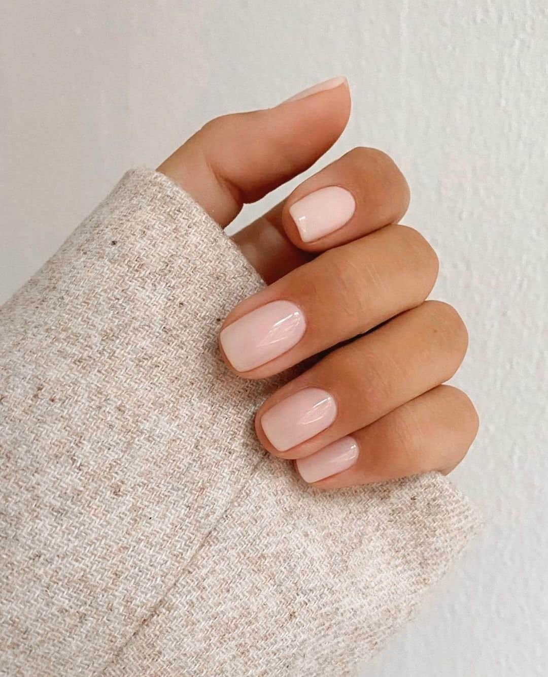 OPIさんのインスタグラム写真 - (OPIInstagram)「Stunning #LisbonWantsMoorOPI mani by @alexandramas 💅  #OPIObsessed #ColorIsTheAnswer #NOTD #NailSwag #NailsOfInstagram #NailsOnFleek #NailPolish #Nails #OPI #NudeNails #NeutralNails #opigelcolor」2月19日 8時30分 - opi