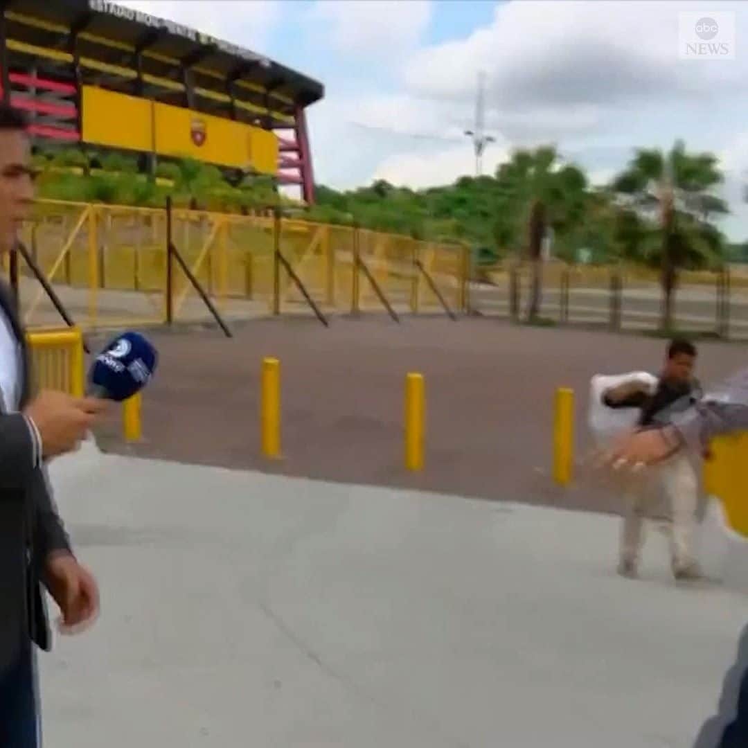 のインスタグラム：「While filming outside of Estadio Monumental in Ecuador, sports journalist Diego Ordinola and his camera operator were robbed at gunpoint in a brazen heist. The thief made off with the operator's phone, and was spotted escaping on a motorbike. #reporting #robbery #caughtoncamera #international」
