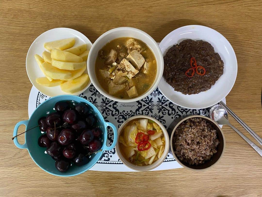 ユン・セアさんのインスタグラム写真 - (ユン・セアInstagram)「😈 사범님이 사다주신 체리 맛있어요. 고맙습니다!! 행복합니다!! #세아의아침」2月19日 8時33分 - loveyoonsea