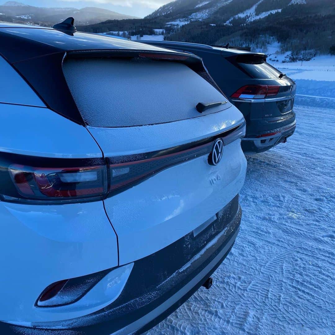 タナー・フォウストのインスタグラム：「Great day of sliding the SUV family around on ice!! 🙌🏻 @vwr @vw #id4 @xjamiexoe」