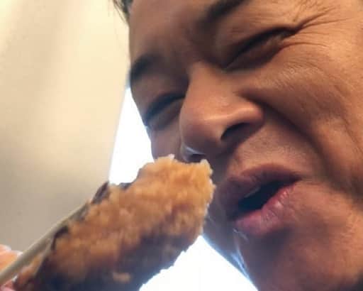 北川大介さんのインスタグラム写真 - (北川大介Instagram)「おはよう(^^) 今日はスッキリ答え合わせ〜 昨日のクイズの答えです。 🍱【○そ○○ & 大○○フ○○弁当】 ○に入る言葉は、  【みそかつ & 大えびフライ】でしたー‼️  当たった方🎊おめでとう👏🏻👏🏻👏🏻 賞品はバーチャル弁当です。 🍱どうぞー！(笑笑)  八丁味噌だれが超クセになるー😋 ボリューム満点！！ 美味しいお弁当を食べて、その日のその後はオトカゼさんの取材に行ってきました。 連載の「大介兄貴が逢いたい」です。 今回は川中美幸先輩でしたよ(^^) 皆さんもご存知の通り、川中先輩はいつも笑顔で明るく楽しく素敵な先輩です。ご一緒させていただいた時など、本当に周りの皆んなに笑顔と幸せをくださる方です。 二輪草は”大ちゃんとデュエットコーナー”での定番ですよね✌🏻 取材時の写真をオトカゼさんがインスタに載せてくださっています！ ↓↓こちらから @otokaze_chacha   話は戻って、 皆さんおすすめの駅弁はありますか？ 駅弁てワクワクするよね(^^) 新幹線の車内で食べると100倍美味しい〜 ・ ・ #新幹線 #お楽しみ #お弁当 #名古屋駅 #みそかつ #エビフライ #駅弁 #北川大介 #星空のツイスト #YouTube #だいちゃんねる #えくぼ #八重歯 #リーゼント #イエーイ #顔晴ろう #一生青春 #早くコロナが終息しますように」2月19日 8時44分 - kitagawadaisuke_official