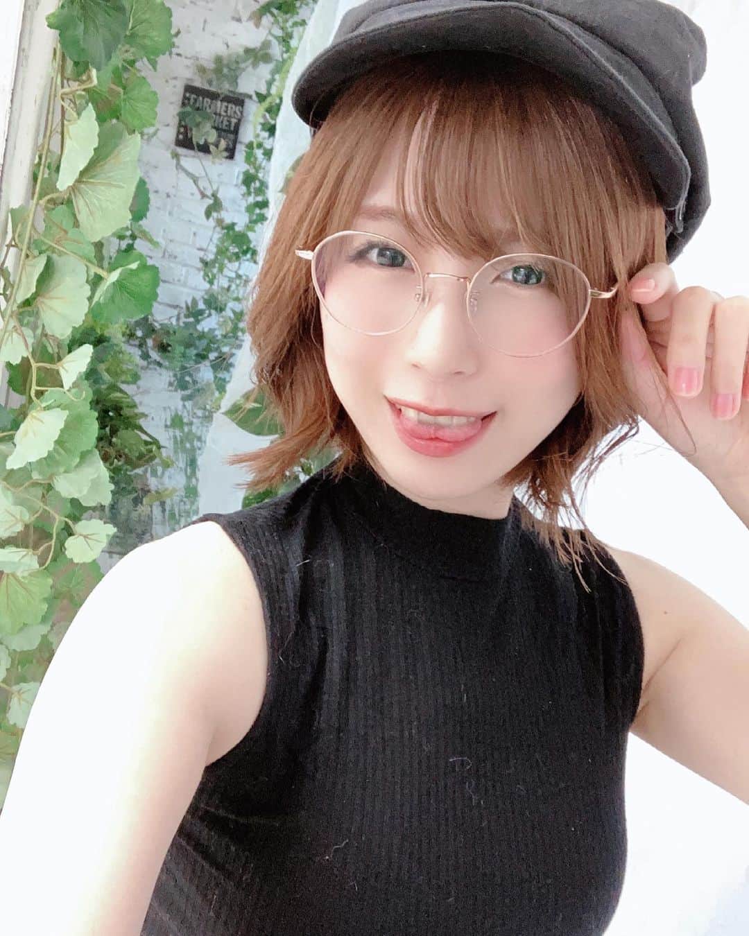 相原みぃのインスタグラム：「おはようございます🤗 ・ ・ #グラドル #ポートレート #フリーモデル #グラビア #フリーランス #ポートレートモデル #被写体 #撮影会 #写真好きな人と繋がりたい #カメラ好きな人と繋がりたい #くびれ #美脚 #撮影依頼 #仕事依頼 #ミリドル #portrait #shotting #japanesegirl #cute #kawaii #followme #お尻 #黒ストッキング #pantyhose #nylons #ストッキング #黒タイツ #stockings」