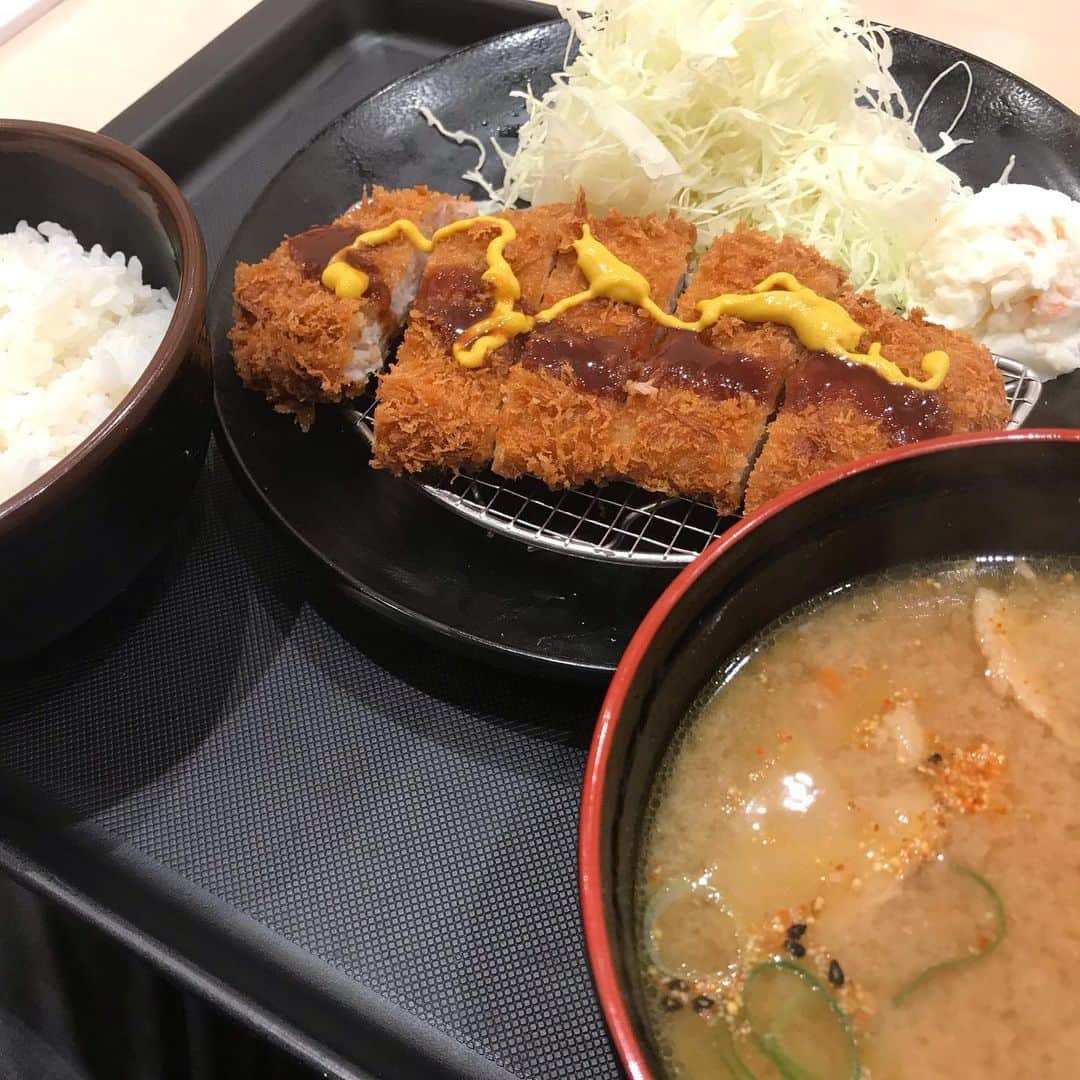 子守康範のインスタグラム：「今日はことあと晩ご飯まで食べられそうにないので、久しぶりに松乃家で朝とんかつ定食（70g）😋 #社長メシ   全部平らげる自信はありません😅  100日間ダイエット Day 046 youtu.be/-3NIKaaDbwI」