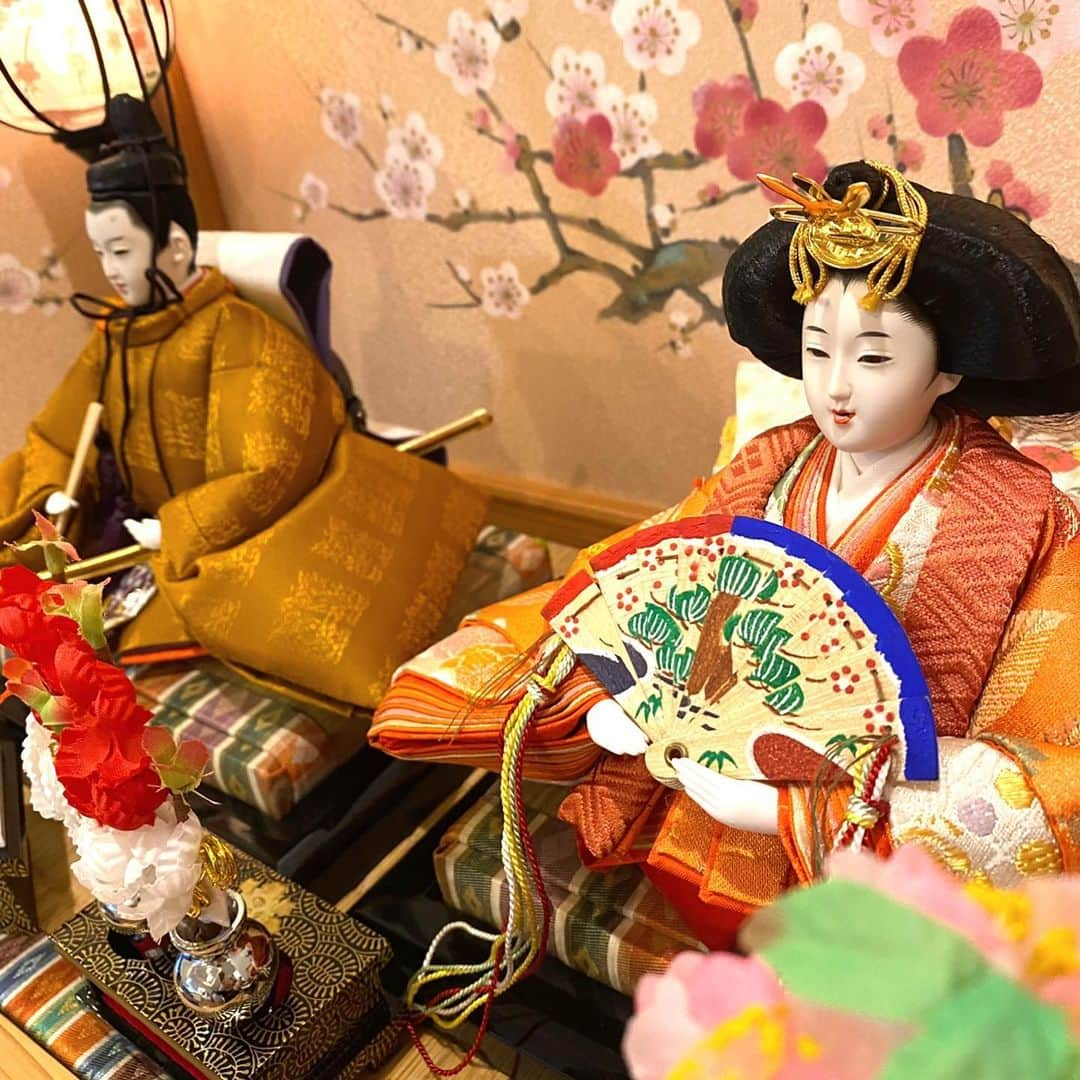 石川智晶のインスタグラム：「雛人形を飾る良き日、今日は雨水の日。ギリ飾れましたわ、、ふぅ  #雛人形 #雨水の日  #人形は顔が命って言うよね  #春」