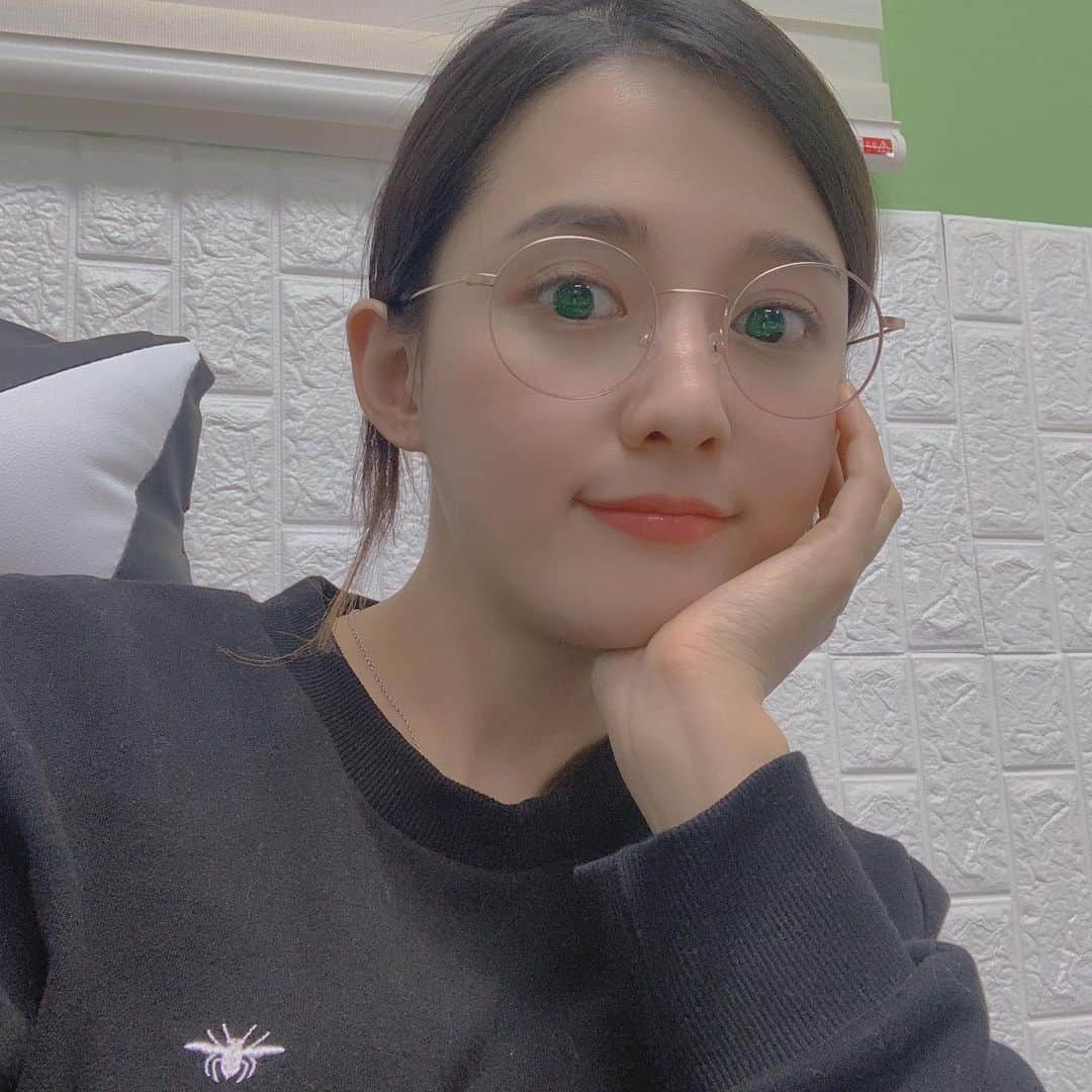 ナム・ボラのインスタグラム：「좀 똑똑해보이나?🤓」