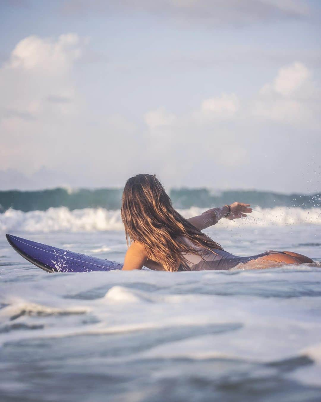 アレッサンドラ・アンブロジオさんのインスタグラム写真 - (アレッサンドラ・アンブロジオInstagram)「Surf day 🏄‍♀️ NORONHA  * 📸 @neuronha  #noronha」2月18日 23時51分 - alessandraambrosio