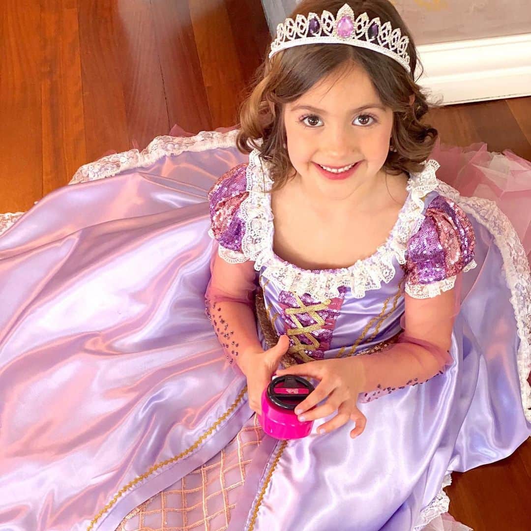 ラダメル・ファルカオのインスタグラム：「Ayer cumplió 6 años mi princesa Desiree.  Esa que con su ternura y dulzura conquista nuestros corazones cada día. Te amo hijita hermosa. Que Dios te de salud y cumpla tus sueños realidad.」