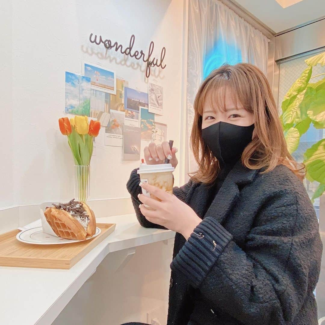 原望奈美のインスタグラム：「大阪のどこかのカフェ☕️ いつだったか、 場所もお店の名前も覚えてない😂 . ワッフルが大きすぎて ひとりでは食べられません。 . ここのタピオカがめちゃくちゃおいしかったけど、お店の名前がわからない😭笑 ⁣ ⁣ ⁣ ⁣ ⁣#大阪カフェ #タグ付けても場所わからない #タグ付けてもお店の名前わからない #ワッフル #cafestagram #osakacafe #osaka #japan_of_insta #これが #たぴる #タピオカ巡り  ⁣ ⁣」