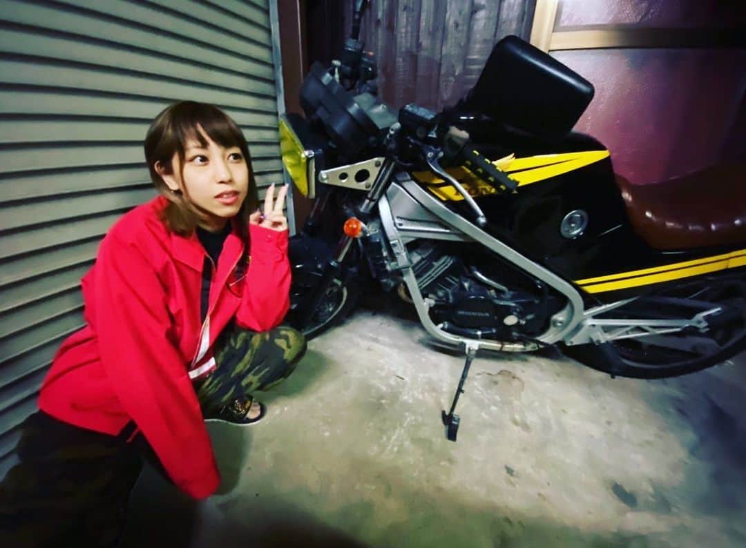 のインスタグラム：「個人チャンネル初投稿のサムネ シャッターの前ってなんか良き。  #バイク #旧車 #VT250 #vt250z  #バイク女子 #旧車女子 #ガレージ #creamsoda #250cc」