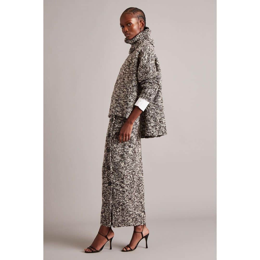 アダムのインスタグラム：「Thank you @boothmoore , @wwd .⁠⁠ ⁠⁠ 'Adam Lippes is entering 2021 on a high.⁠⁠ ⁠⁠ ...the New York designer [is] opening his first clothing boutique the week of March 8 at Brookfield Place in the Financial District.⁠⁠ ⁠⁠ “We’re going in between Louis Vuitton, Bottega Veneta and Gucci, so we are so excited about that,” the designer said, Zooming in front of a gorgeous Japanese screen destined for the New York store, which will also feature a selection of antique furniture, objets and semiprecious jewelry in addition to his collection.⁠⁠ ⁠⁠ Quality of life is something he’s become even more attuned to in his third season of designing during the pandemic. “Because of the nature of comfort women have had for the past year, you can’t just change it on its head,” he said. “But how to look elegant and dressed up at the same time is the question we put to ourselves.”⁠⁠ ⁠⁠ The answer? How about a pair of chartreuse trousers paired with the perfect lavender cotton poplin bow blouse for a shot of happy? Or a striped drop pointelle knit dress with a fun ruffle hem, for a classic take on sweater dressing that’s a natural step out of at-home sweats? Seeing that tailoring wasn’t selling, Lippes made some comfort adjustments, offering a caramel-colored double-face cashmere vest, and a rose-colored sleeveless double face cashmere coat with tubular belt as more versatile alternatives.⁠⁠ ⁠⁠ Another pandemic shift is that cotton is once again king— as on Lippes’ cotton-poplin bow-tied shirt dress in a red poppy print. “Silk crepe used to be 40 percent of our business, now 40 percent is cotton. It’s easy and customers are not looking for a one-shot wear anymore.”⁠⁠ ⁠⁠ Versatility, at the heart of what Lippes does and American sportswear’s no-fuss history, is the key to fashion’s future, he said. “Trends do not lead this collection, that’s not what we’re about. And it’s been a good moment for that. Encouraging women to buy new things every season cannot be sustainable, no matter how organic your fabrics are. Less really is more.” '」