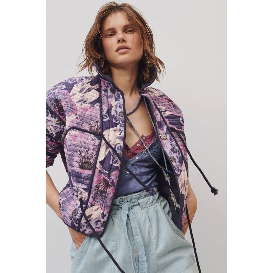 のインスタグラム：「Étoile Spring-Summer 2021 @giedre.dukauskaite captured wearing an Étoile SS21 look including the Haines jacket and Marius short.  Discover more through the link in bio  #IsabelMarantÉtoile #IsabelMarant」