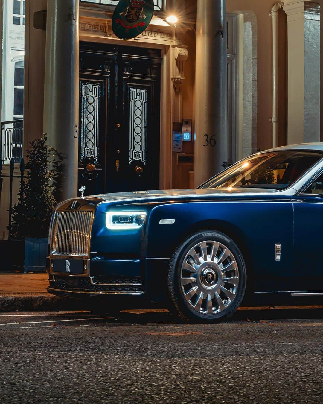 ロールス・ロイスのインスタグラム：「Step into Phantom Extended. Its expansive cabin is a symphony of comfort and privacy — the perfect canvas for conversation, celebration, or simply a moment of quiet reflection.  Discover #RollsRoycePhantomExtended; link in bio.  — NEDC (combined): CO2 emission: 329-328 g/km; Fuel consumption: 19.5-19.6 mpg / 14.5-14.4 l/100km. WLTP (combined): CO2 emission: 356-341 g/km; Fuel consumption: 18.0-18.8 mpg / 15.7-15.0 l/100km.」