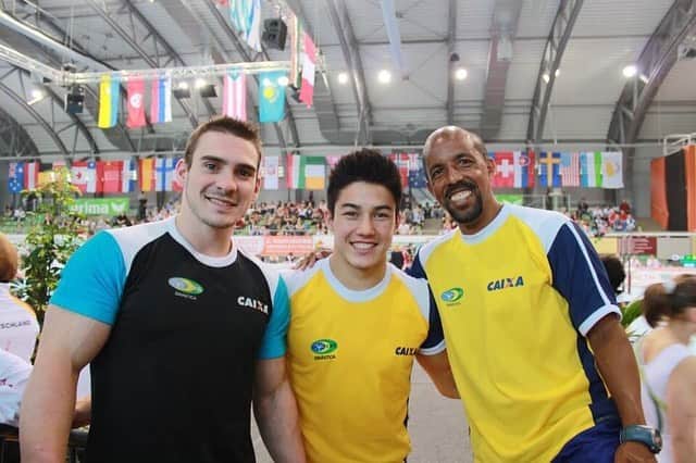アルトゥール・オヤカワ・マリアノのインスタグラム：「Meu #tbt são com os Campeões Olímpicos! Minha primeira Copa do Mundo aconteceu em Cottbus, em 2012. Eu tive a honra e a grande oportunidade de estrear ao lado destes dois grandes profissionais. Tenho muita admiração e respeito por quem fez e faz pelo esporte. Zanetti ao lado de seu técnico super competente Marcos, trouxe para o Brasil o primeiro ouro olímpico na Ginástica. O Esporte, os Atletas, os demais profissionais e a Ginástica merecem todo respeito e reconhecimento. Esporte é educação e honestidade. @arthurzanetti @gotomarcos」
