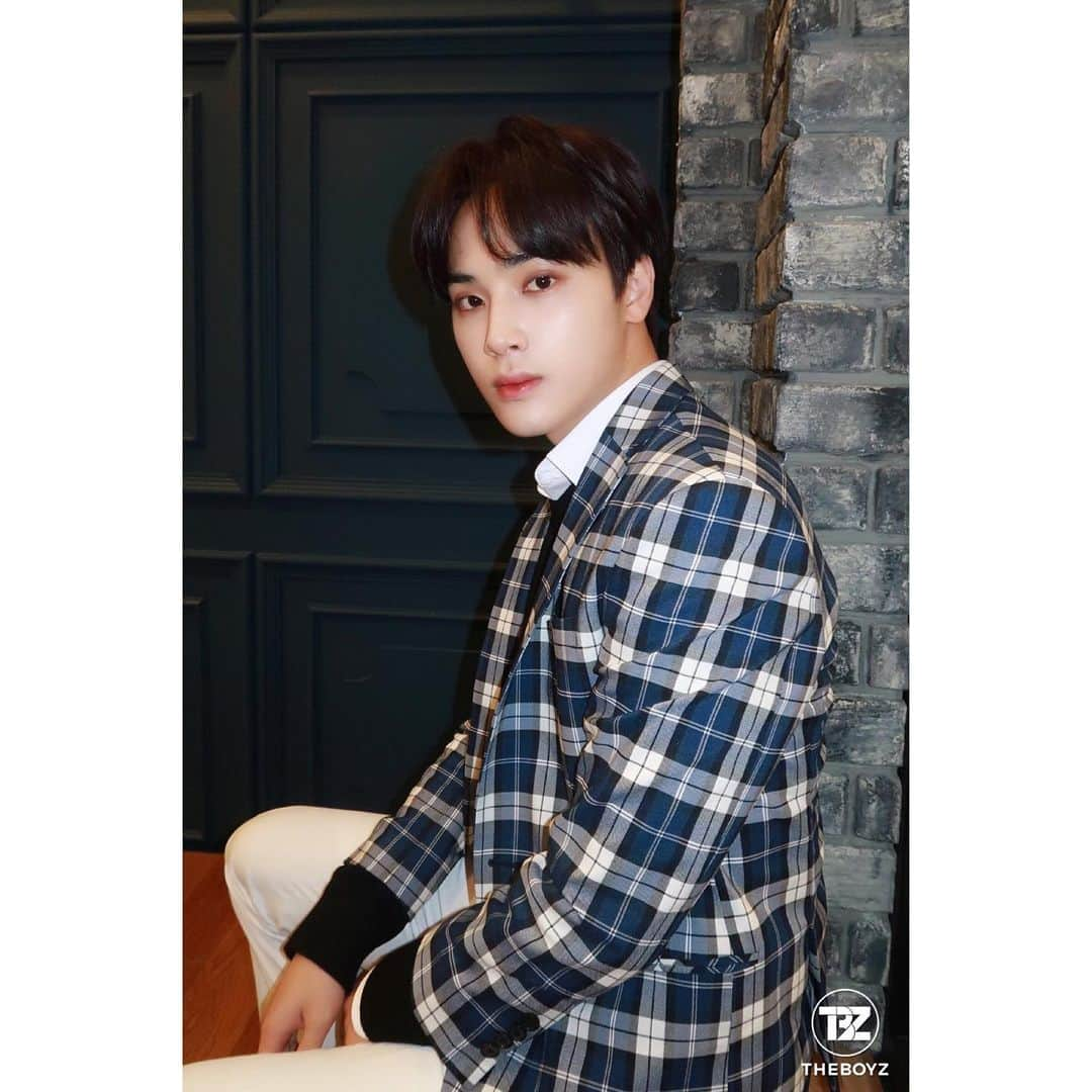 チュ・ハンニョンさんのインスタグラム写真 - (チュ・ハンニョンInstagram)「210218 • THE BOYZ 2021 Season's Greetings [FILM CLUB] Behind」2月19日 0時15分 - hak_nyeon