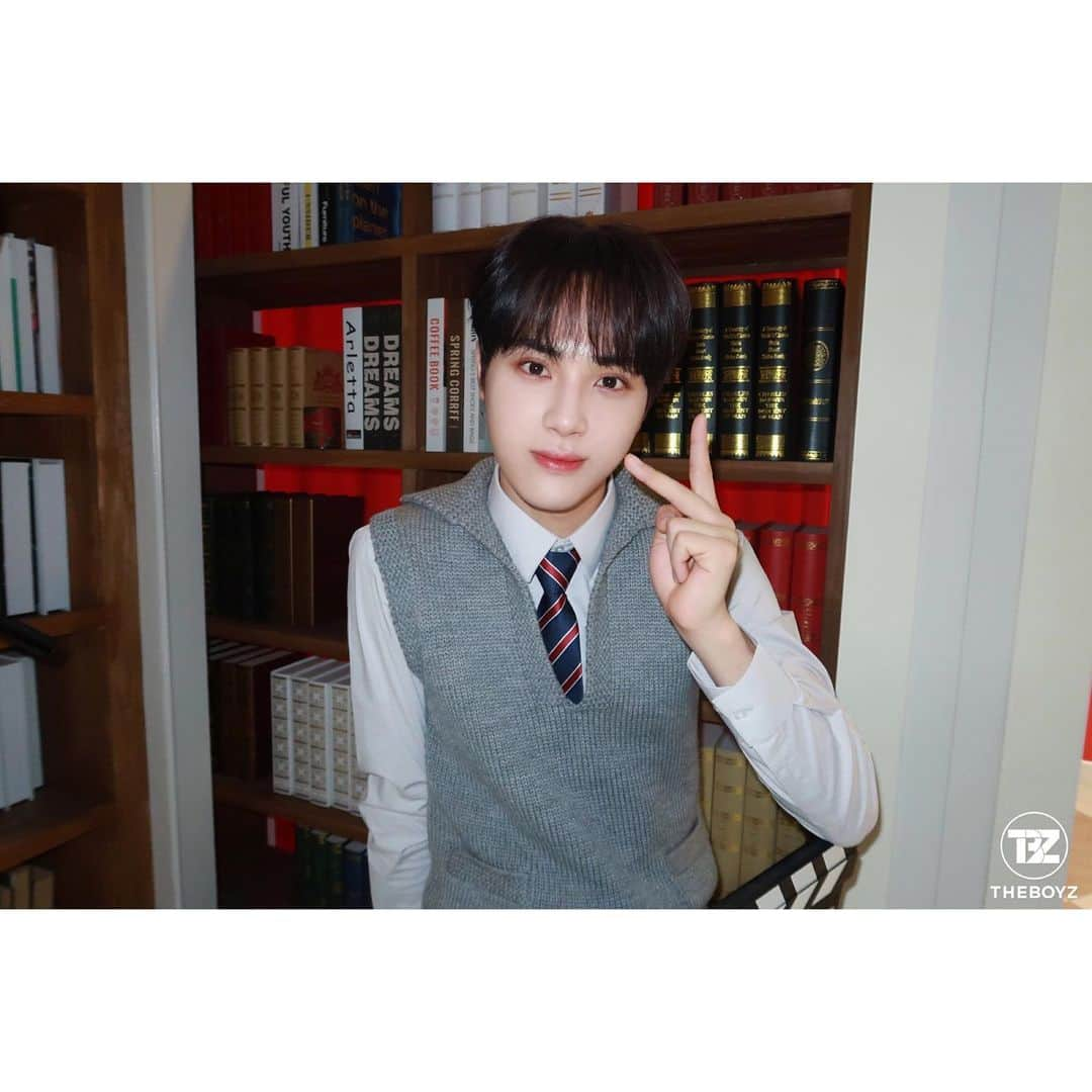 チュ・ハンニョンさんのインスタグラム写真 - (チュ・ハンニョンInstagram)「210218 • THE BOYZ 2021 Season's Greetings [FILM CLUB] Behind」2月19日 0時15分 - hak_nyeon