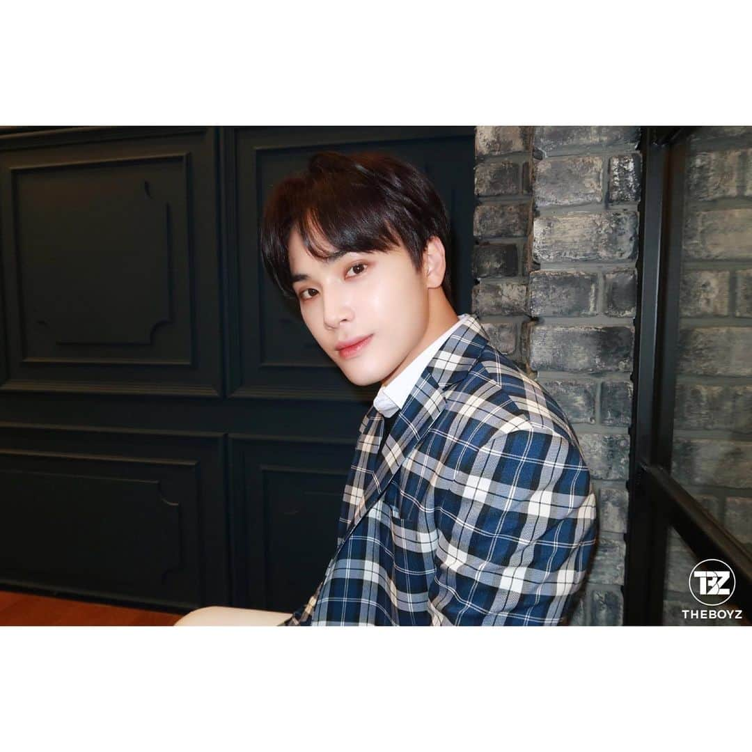 チュ・ハンニョンさんのインスタグラム写真 - (チュ・ハンニョンInstagram)「210218 • THE BOYZ 2021 Season's Greetings [FILM CLUB] Behind」2月19日 0時15分 - hak_nyeon