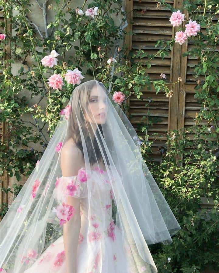 Monique Lhuillierのインスタグラム：「Rose Garden 🌸 #moniquelhuillier #mlbride」