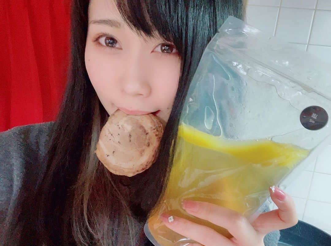 釘町みやびさんのインスタグラム写真 - (釘町みやびInstagram)「料理中につまみ食いしてしまう程… 美味しいラーメンをお取り寄せしたよ…！！！！！ . . @afuri_fineramen さんの 柚子塩らーめん🍜🍜🍜🍜🍜 . . 関東で１６店舗展開しているらーめん屋『AFURI』さん！ お店の味がおうちで堪能できるのって最高…♥ . . 今回は看板メニューの柚子塩らーめん！ . . 私がいちばん感動したのは… チャーシュー…！！！！！！！！ . なかなかおうちでこんなにジューシーで肉厚なの食べられない！ もう！！ほんとにおいしくて！！！ . 3枚入りだったのにチャーシュー1枚つまみ食いしちゃった🤤 . . スープも黄金でとってもキラキラ綺麗で… 一旦そのまま飲んでみたんだけど あっさりかと思いきや濃厚さっぱりなこっさり？で 完成後1滴のこらず飲み干したよ♥ . . 柚子は生搾り果汁でたんまり入ってたから 他の料理にも使えちゃうかも？！ って思ってたけど 2杯目はもっとたっぷり柚子柚子にしてみようかな♥ 結局使いきっちゃうとおもう！笑 . . 緊急事態宣言おわったら 絶対お店にたべにいくぞーー♥ . . . #afuri  #afuri通販  #お取り寄せグルメ  #おうちでafuri  #阿夫利  #お取り寄せラーメン  #ラーメン通販  #麺スタグラム  #pr  #らーめん大好き  #深夜の飯テロ  #おうちごはん  #夜ごはん  #簡単ごはん  #食いしん坊  #つまみ食い」2月19日 0時09分 - miyajyaga382