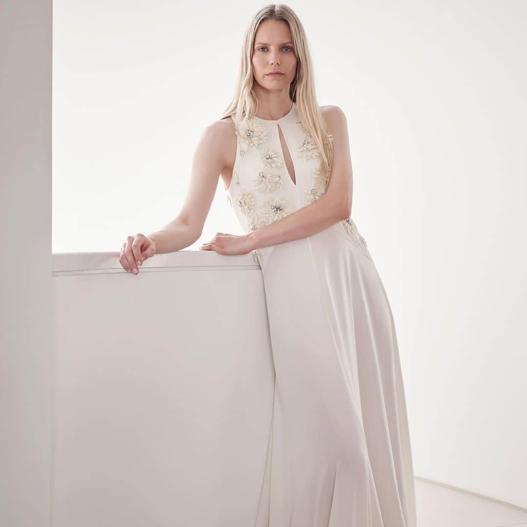 アマンダ ウェイクリーのインスタグラム：「Our bespoke gown of iconic Wakeley silk with textural embellishment... the epitome of goddess dressing   Photographer: @janlehner  Styling: @cathykasterine  Hair: @neilmoodie  Make up: @zoetaylormakeup  #alternativeweddingdress #bohostyle #bohoweddingdress #whitegown #ss21 #custommade」