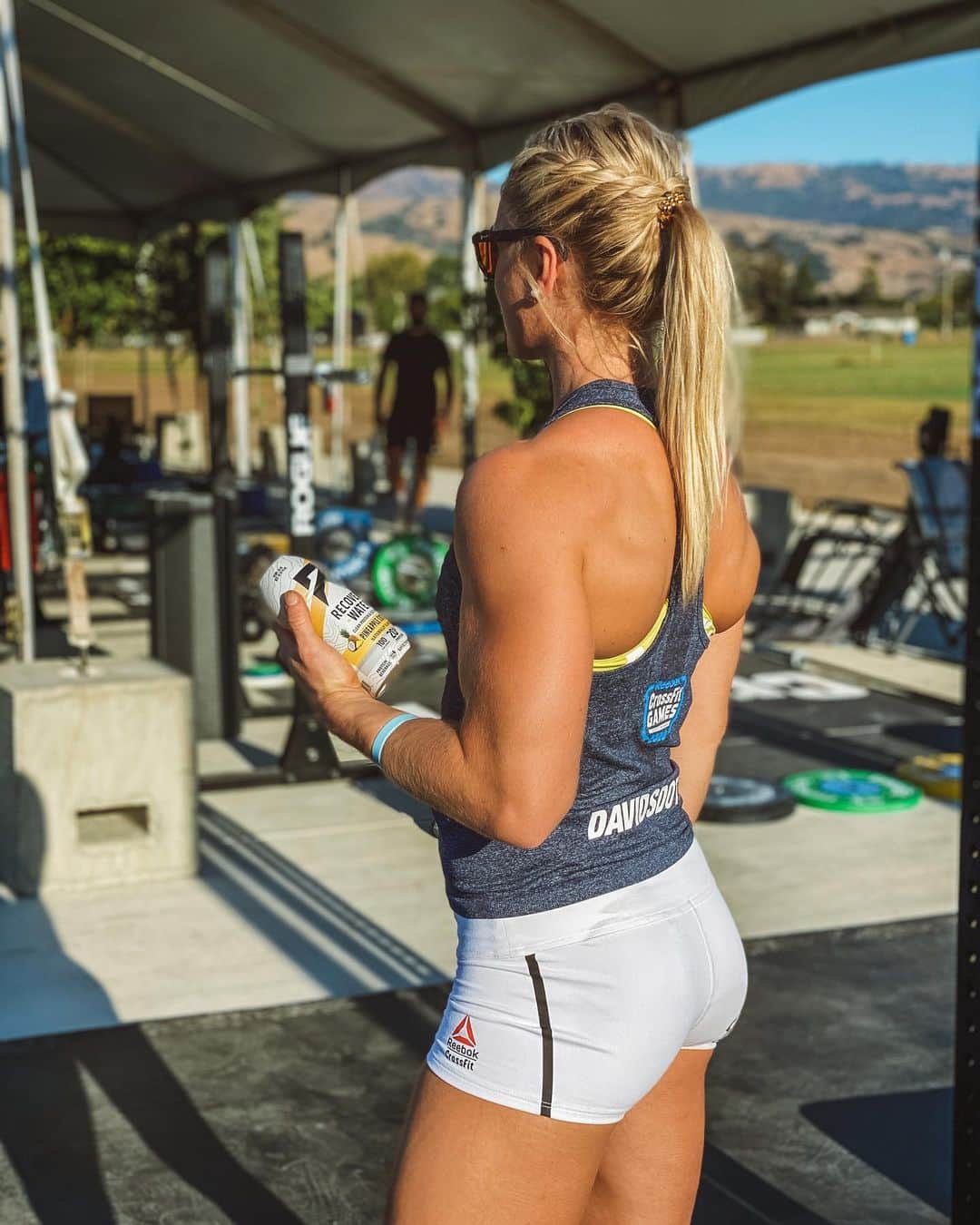 Katrin Tanja Davidsdottirのインスタグラム：「RECOVERY thursday ✨🙌🏼☺️🤍 // @ascent_protein (AND throwback thursday to CF Games week!!) - Ahhh, I just love a well earned recovery day. Been SUCH great couple weeks of training with the new @comptrain.co academy setup, having @amandajbarnhart, @samuelkwant & @_emmagardner_cf to train with every day (waiting on @colesager35 🤩) & our coaches to guide us. Not that it’s easy by any means but it’s never been this EASY to work hard!!!!! Environment really is gold & just so incredibly thankful for this environment we have created here in Bos. - Baaaaaack to my recovery thursday hehe: I don’t like completely resting so I’ll get in a movement of some sort in the am, today going to get my body OUTSIDE & then I’ll jog or walk whatever feels good to me in that moment. ☺️☀️🤝 Preferebly with this @ascent_protein tecovery water (Fruit punch flavor today + ice = just pure wonder!) Hope you all are having an incredible day too! xxx」