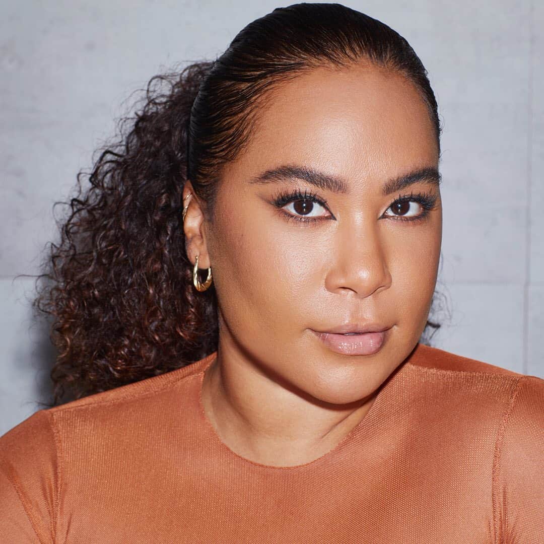Huda Kattanさんのインスタグラム写真 - (Huda KattanInstagram)「Every brow is beautiful, it's time to own your #BombBrows 🔥 Our first ever brow product, #BombBrows Microshade Brow Pencil has the THINNEST tip possible (0.9mm) for a brow pencil giving you insanely natural, hair-like strokes, plus its: ✅Waterproof ✅Smudge-proof ✅24 hour long wear ✅No transfer ✅8 natural shades This creamy formula also includes: ✅Vitamin E ✅Castor Oil ✅Coconut Oil ⠀⠀⠀⠀⠀⠀⠀⠀⠀ Creating naturally defined brows has never been easier. Can't wait to hear what you all think my loves! Launching everywhere Feb 23 *These photos have been photoshopped」2月19日 0時23分 - hudabeauty