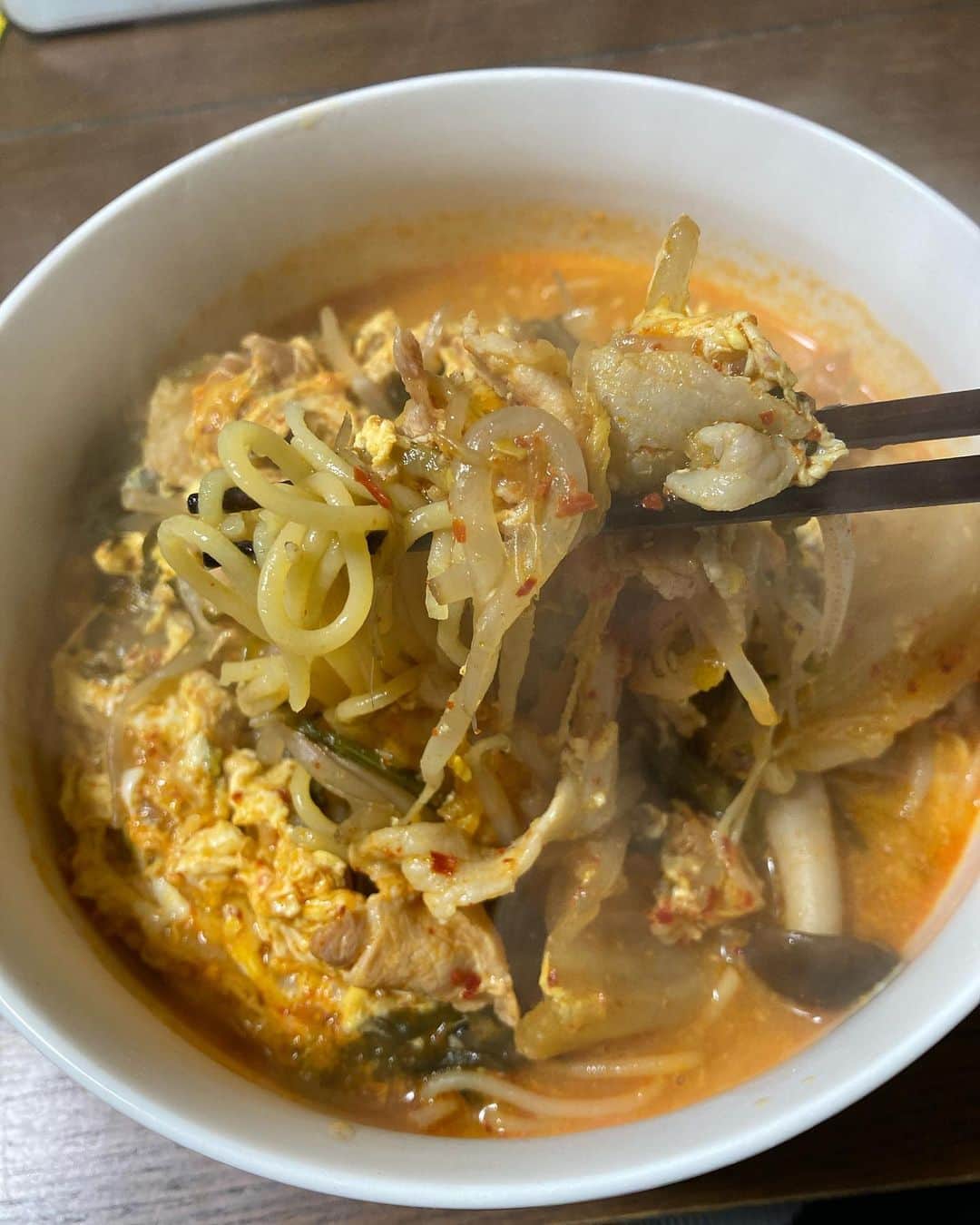雪見ほのかのインスタグラム：「ZENBヌードルとキムチスープでラーメンを作ってみた💛 豆でできていると思うと、夜食べても罪悪感なくて最高💛 スープとの相性も抜群だぜ！ パスタにもラーメンにも合うなんて、ゼンブヌードルまじでオススメだよ💛 …… …… #zenb #ゼンブヌードル#晩ごはん #おうちごはん #手料理 #自炊 #glutenfree #グルテンフリー ＃罪悪感ゼロ」