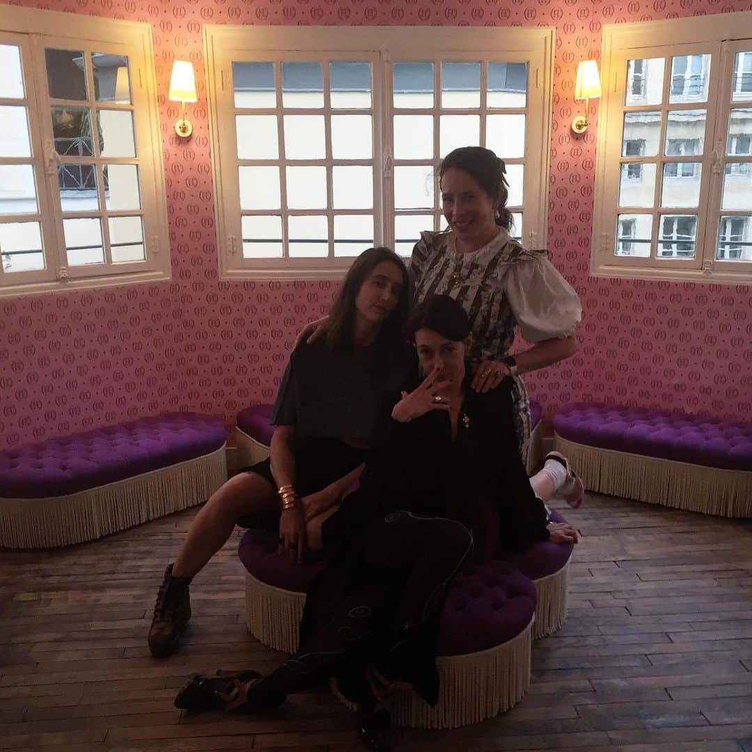 オランピアルタンのインスタグラム：「When I had a shop, and friends 💕 #tbt #lesmecs」