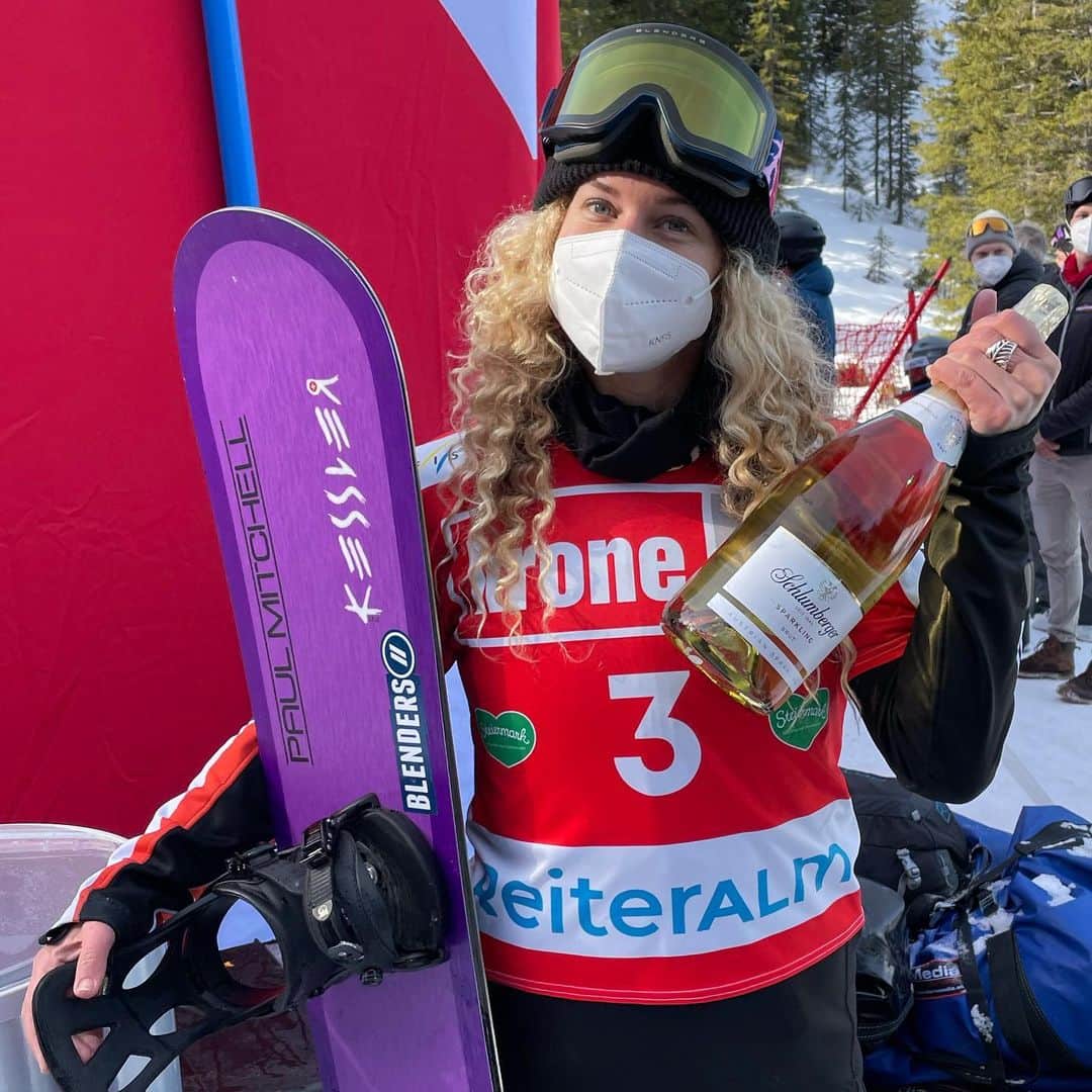 リンゼイ・ジャコベリスのインスタグラム：「Super excited about today! Feels great to be back on the podium, and felt great on the new boards 😉 🥈 Thanks @robfagan for help with the design.  @paulmitchell @bernhelmets @blenderseyewear @rpmtrainingco @ussnowboardteam @kesslersnowboards」