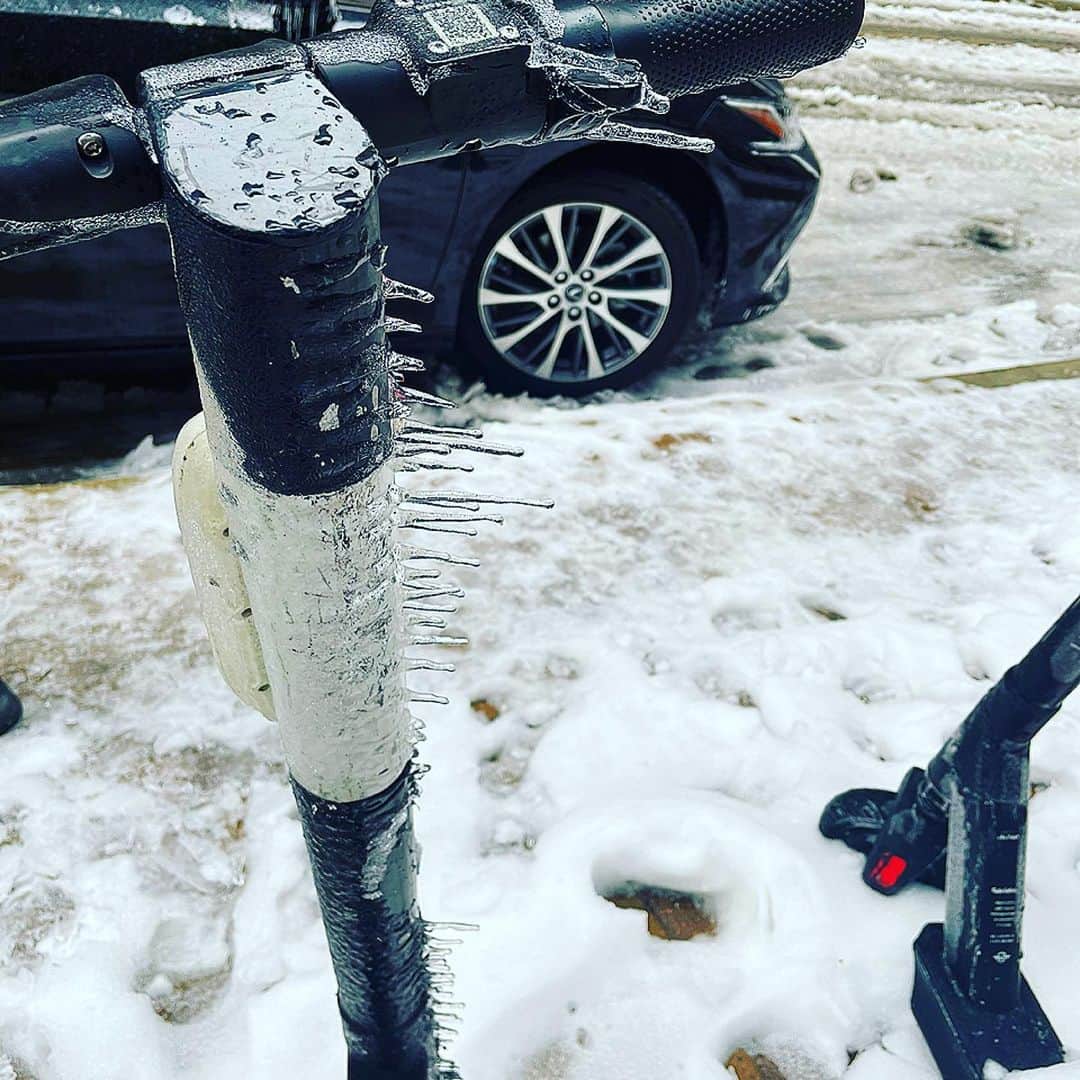 佐藤唯さんのインスタグラム写真 - (佐藤唯Instagram)「テキサス州が異常気象で大寒波が来ています❄️❄️❄️ ・ 今日で丸5日目の停電と断水が続いています。 私の家の付近は病院がある為か幸いにも今のところ電気は通っているので、友人の避難所として使ってもらっています。 オースティンは一月でも20度以上の日もあり暖かい所なので、発電所が凍ったり水道管の凍結は予測されてなかったようです。 ・ 人や野生動物の凍死も相次いでいるので一刻も早く元のオースティンに戻ることを願っています🙏 ・ ・ 先週の福島県沖地震はみなさん大丈夫でしたか？ 被害や余震もとても心配です。 どうか皆様が早く平和に過ごせる日が戻りますように ・ 日本も今年は大寒波が来ているようですが、運転、歩行、屋根の雪下ろしには気をつけてくださいね！⛄️ ・ ・ 氷柱が縦に出来るのは見たことあるけど、横にできるのは山形生まれの私でも初めて見ました🥶 ・ #winterstorm #texas #austin #austinwinter #iceco #テキサス大寒波 #オースティン #山形より寒い #日本が恋しいな」2月19日 0時21分 - y3u2i9