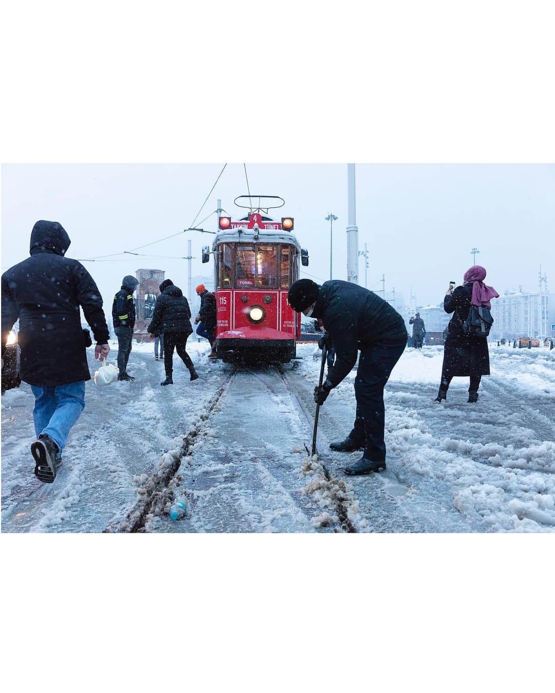 Mustafa Sevenさんのインスタグラム写真 - (Mustafa SevenInstagram)「3 günlük kar hayatımızın 10 karelik kısa özeti. En çok hangisini beğendiniz ? #Istanbul #Snow #StoryOfIstanbul  . . . . .  #streetlife #street #Photojournalist #documentaryphotography  #magnumphotos  #featureshoot  #lensculture #burndiary  #burnmagazine #worldpressphoto  #lensculturestreets  #one__shot__  #lensculturestreets  #everybodystreet  #streetphotographer  #hikaricollective #hartcollective  #spicollective #shootermag  #myfeatureshoot #helloicp  #tinycollective #StreetPhotographersMagazine」2月19日 0時32分 - mustafaseven