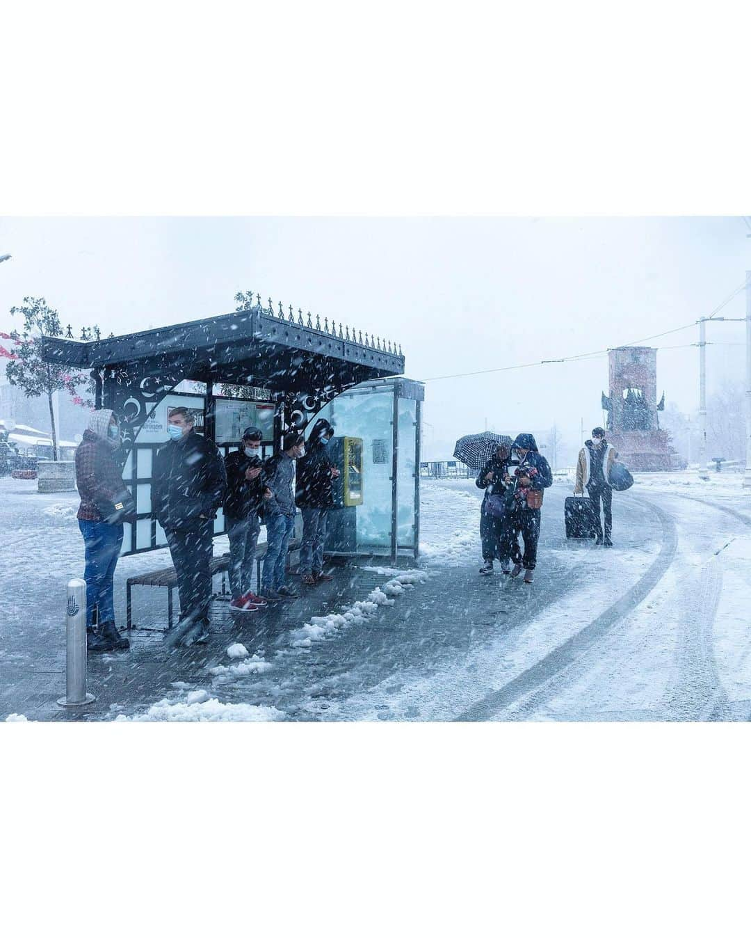 Mustafa Sevenさんのインスタグラム写真 - (Mustafa SevenInstagram)「3 günlük kar hayatımızın 10 karelik kısa özeti. En çok hangisini beğendiniz ? #Istanbul #Snow #StoryOfIstanbul  . . . . .  #streetlife #street #Photojournalist #documentaryphotography  #magnumphotos  #featureshoot  #lensculture #burndiary  #burnmagazine #worldpressphoto  #lensculturestreets  #one__shot__  #lensculturestreets  #everybodystreet  #streetphotographer  #hikaricollective #hartcollective  #spicollective #shootermag  #myfeatureshoot #helloicp  #tinycollective #StreetPhotographersMagazine」2月19日 0時32分 - mustafaseven