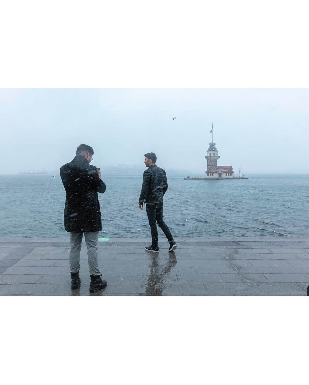 Mustafa Sevenさんのインスタグラム写真 - (Mustafa SevenInstagram)「3 günlük kar hayatımızın 10 karelik kısa özeti. En çok hangisini beğendiniz ? #Istanbul #Snow #StoryOfIstanbul  . . . . .  #streetlife #street #Photojournalist #documentaryphotography  #magnumphotos  #featureshoot  #lensculture #burndiary  #burnmagazine #worldpressphoto  #lensculturestreets  #one__shot__  #lensculturestreets  #everybodystreet  #streetphotographer  #hikaricollective #hartcollective  #spicollective #shootermag  #myfeatureshoot #helloicp  #tinycollective #StreetPhotographersMagazine」2月19日 0時32分 - mustafaseven